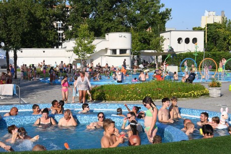 Meleg lesz a héten  - változatlan árakkal minden nap este hétig tart nyitva a Városi Strand 